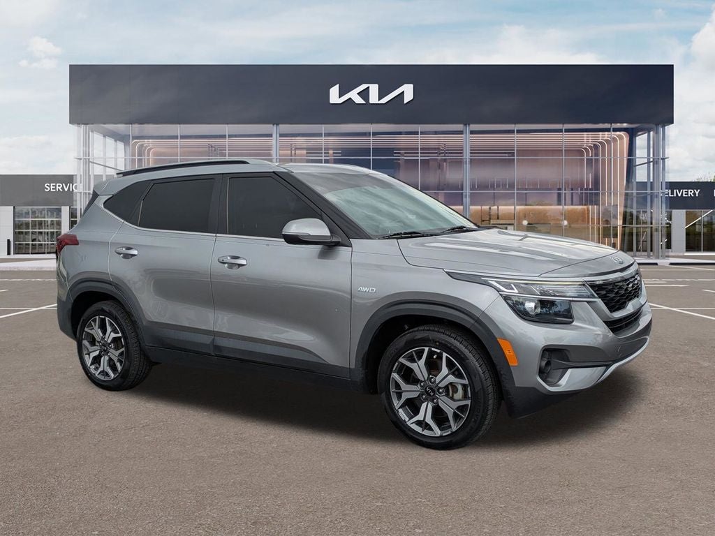 2021 Kia Seltos EX in Steel Gray — front three-quarter view
