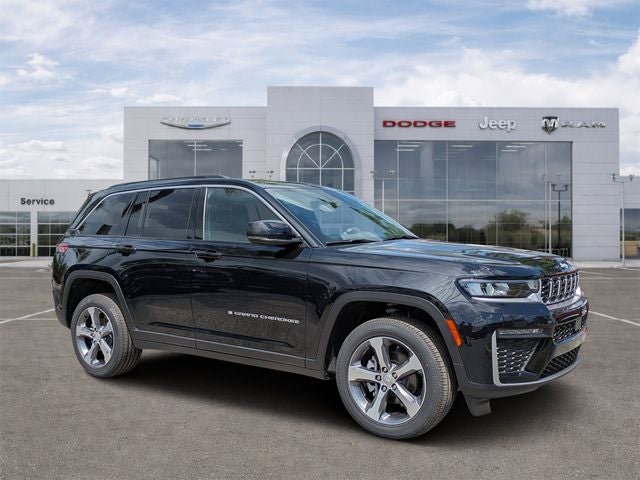 2026 Jeep Grand Cherokee GRAND CHEROKEE LIMITED 4X2 in Diamond Black Crystal Pearl-Coat Exterior Paint — front three-quarter view