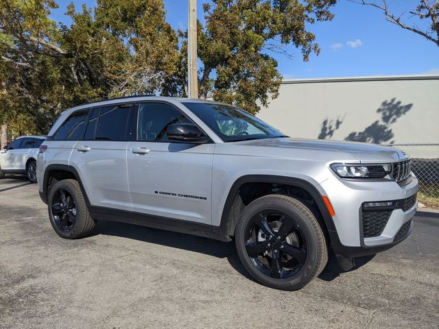 2026 Jeep Grand Cherokee GRAND CHEROKEE LIMITED 4X2 in Silver Zynith Exterior Paint — front three-quarter view