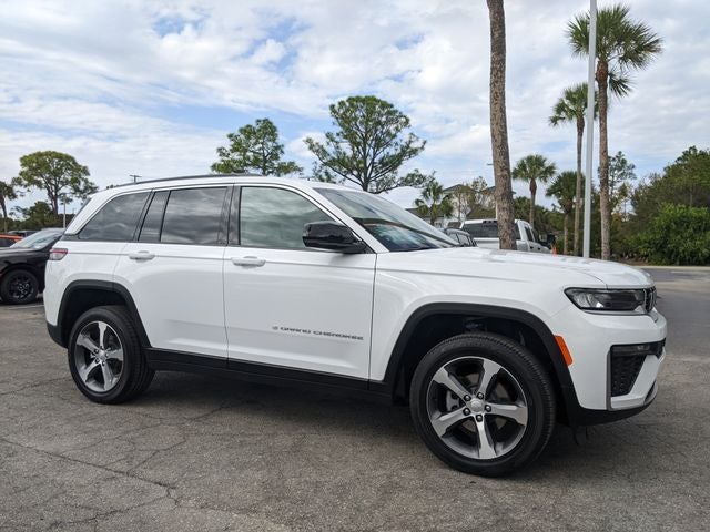 2026 Jeep Grand Cherokee GRAND CHEROKEE LIMITED 4X2 in Bright White Clear-Coat Exterior Paint — front three-quarter view
