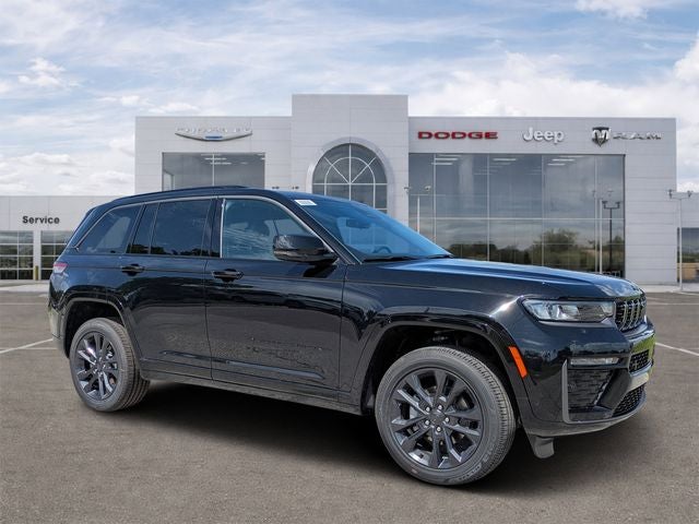 2026 Jeep Grand Cherokee GRAND CHEROKEE LIMITED RESERVE 4X4 in Diamond Black Crystal Pearl-Coat Exterior Paint — front three-quarter view