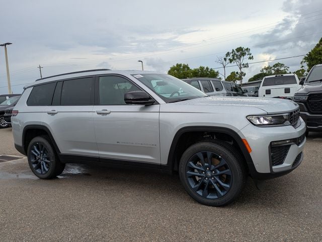 2026 Jeep Grand Cherokee GRAND CHEROKEE L 85TH ANNIVERSARY EDITION 4X4 in Silver Zynith Exterior Paint — front three-quarter view