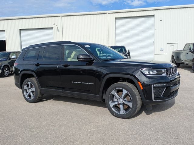 2026 Jeep Grand Cherokee GRAND CHEROKEE L LIMITED 4X4 in Diamond Black Crystal Pearl-Coat Exterior Paint — front three-quarter view