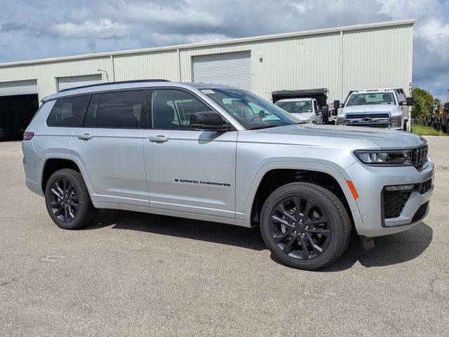 2026 Jeep Grand Cherokee GRAND CHEROKEE L LIMITED RESERVE 4X4 in Silver Zynith Exterior Paint — front three-quarter view