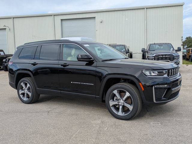 2026 Jeep Grand Cherokee GRAND CHEROKEE L LIMITED 4X4 in Diamond Black Crystal Pearl-Coat Exterior Paint — front three-quarter view