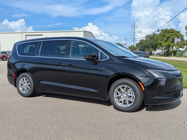 2027 Chrysler Pacifica PACIFICA SELECT in Diamond Black Crystal Pearl-Coat Exterior Paint — front three-quarter view