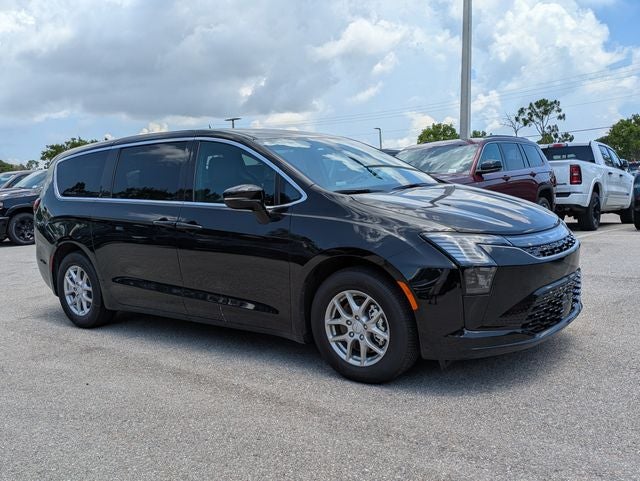 2027 Chrysler Pacifica PACIFICA SELECT in Diamond Black Crystal Pearl-Coat Exterior Paint — front three-quarter view