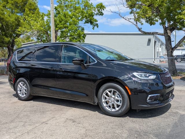 2026 Chrysler Pacifica PACIFICA SELECT in Diamond Black Crystal Pearl-Coat Exterior Paint — front three-quarter view