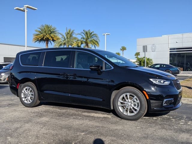 2026 Chrysler Pacifica PACIFICA SELECT in Diamond Black Crystal Pearl-Coat Exterior Paint — front three-quarter view