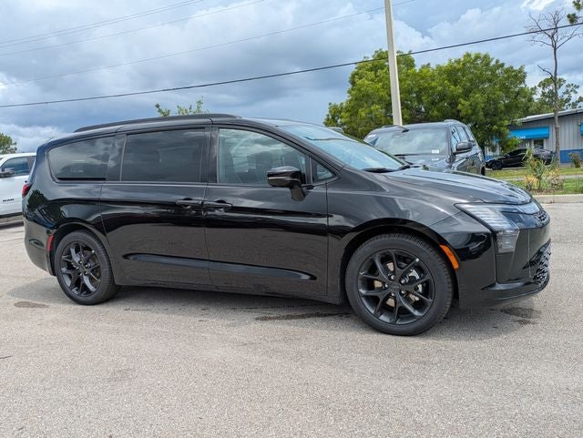 2027 Chrysler Pacifica PACIFICA LIMITED in Diamond Black Crystal Pearl-Coat Exterior Paint — front three-quarter view