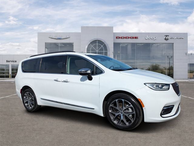 2023 Chrysler Pacifica Limited AWD in Bright White Clearcoat — front three-quarter view